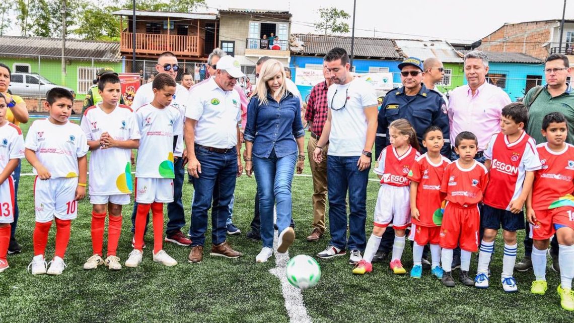 Gobernadora del Valle entregó cancha sintética de fútbol 11 en corregimiento Borrero Ayerbe, en Dagua