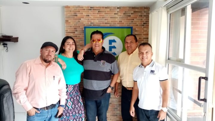 Johnny Romero, narrador y director de Deportes en Ecos del Combeima, con el Tolima