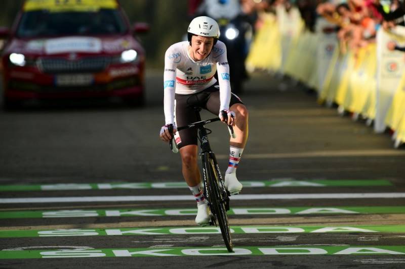 Pogačar le dio un giro al Tour de Francia y está a un paso de la gloria en París