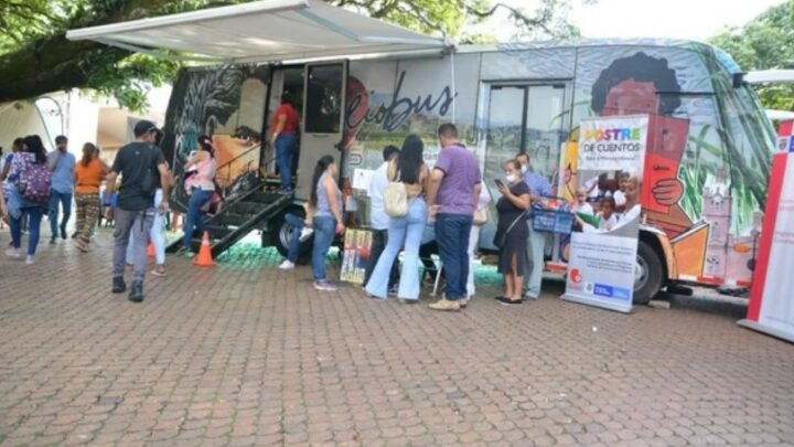 Niños del Valle gozan de la lectura en el Bibliobús, en la Feria Internacional del Libro