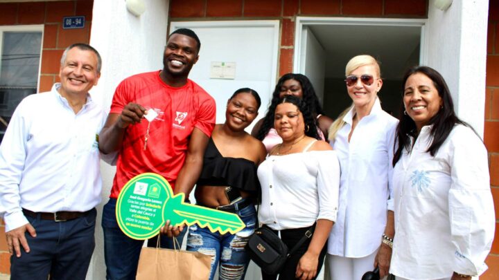 Gobernadora del Valle cumplió con entrega de casa a medallistas dorados de Paralímpicos 2024