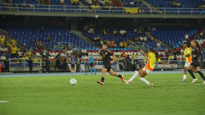 Noche redonda de Baldovino: La Selección Colombia goleó 3-0 en el Pascual Guerrero a Perú, en su debut en el hexagonal final de la Conmebol Femenina Sub-17