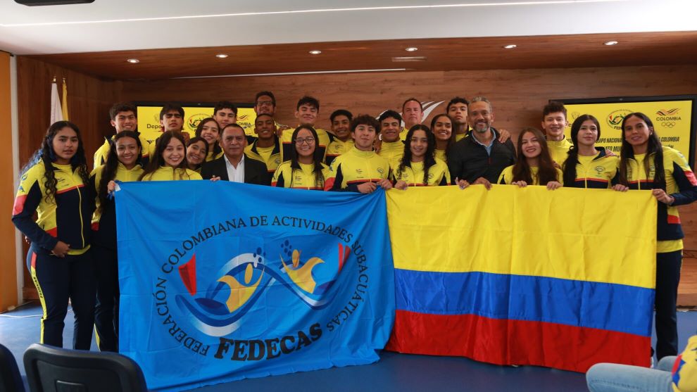 La Selección Juvenil de Natación con Aletas recibió la bandera colombiana La Selección Juvenil de Natación con Aletas recibió la bandera colombiana