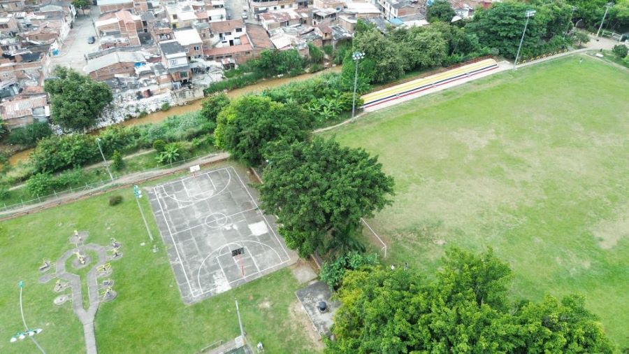 ‘Junior’, el operario de mantenimiento que le cambia la cara a los escenarios deportivos comunitarios de Cali ‘Junior’, el operario de mantenimiento que le cambia la cara a los escenarios deportivos comunitarios de Cali