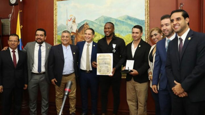 Hugo Rodallega recibió este viernes la Orden Independencia Vallecaucana, de la Asamblea Departamental, por su trayectoria en el fútbol