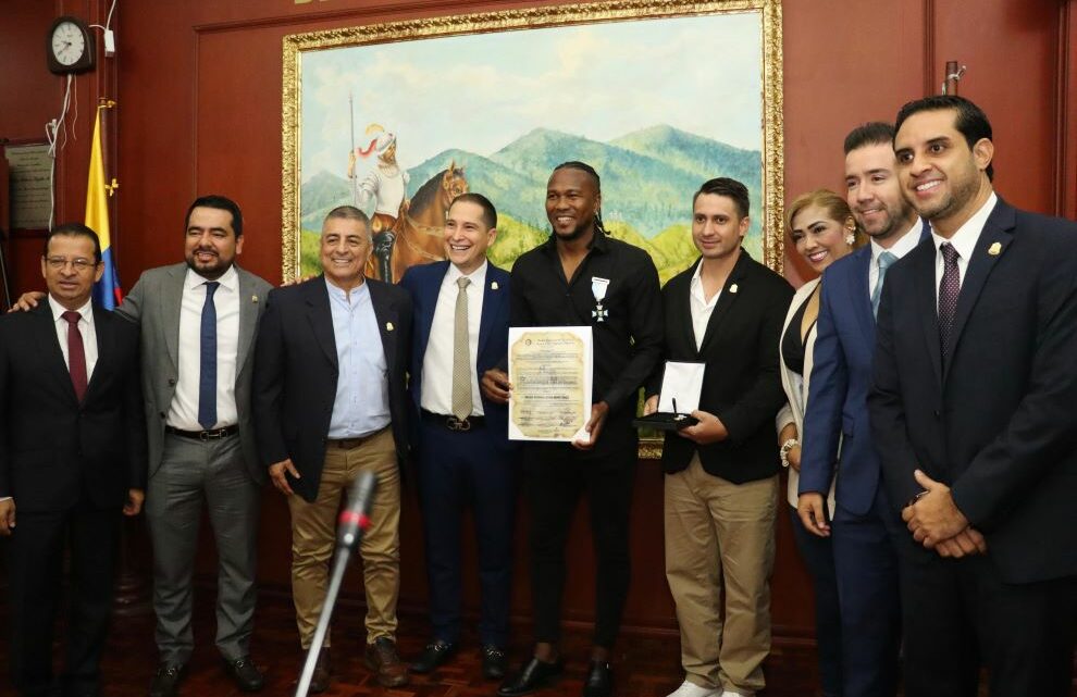 Hugo Rodallega recibió este viernes la Orden Independencia Vallecaucana, de la Asamblea Departamental, por su trayectoria en el fútbol